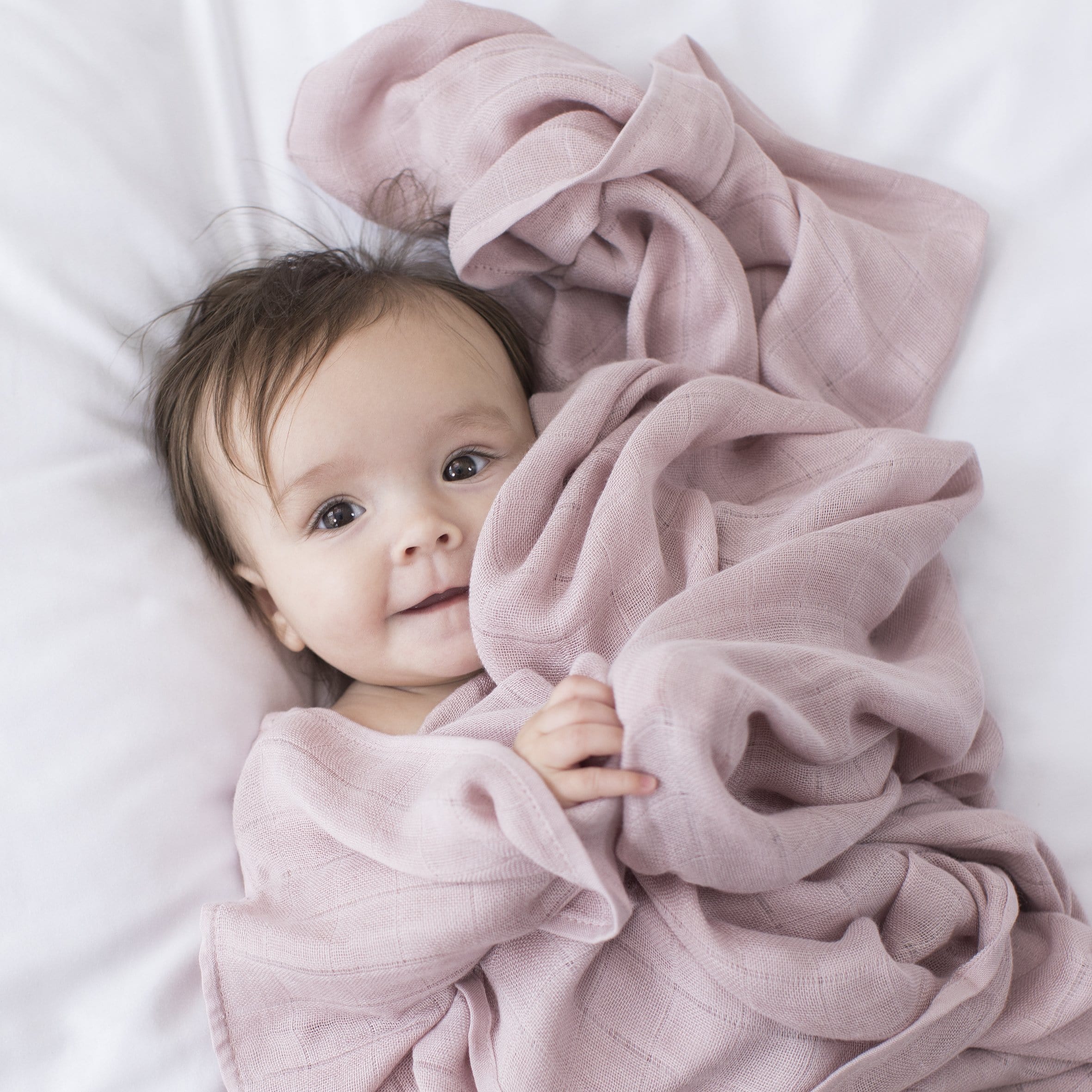les enfants muslin blanket 100% bamboo pink with baby model