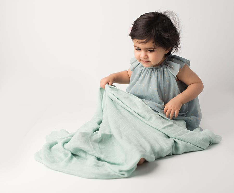 Les enfants 100% bamboo muslin blanket green with baby model